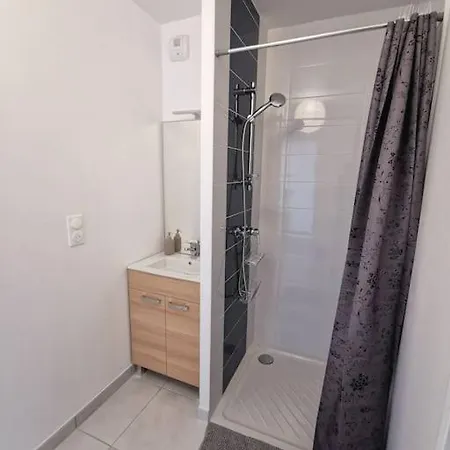 Studio, Balcon, Parking, Commerces & Transports