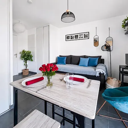 Studio, Balcon, Parking, Commerces & Transports *